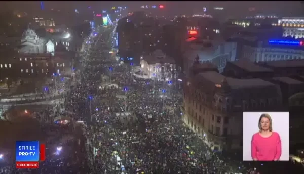 Filmul protestului cu 50.000 de oameni din București. Piața Constituției s-a transformat într-o mare de lumini