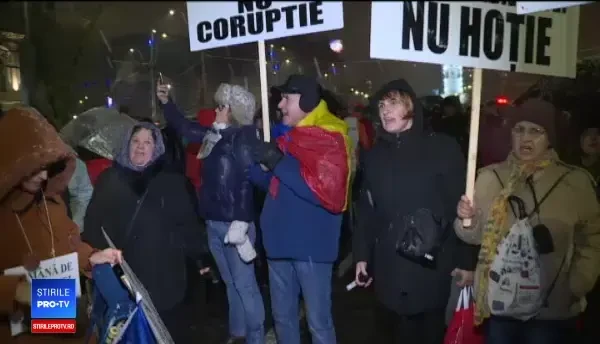 Mesajele protestatarilor: Nu mai reprezentăm nimic pentru ţara asta, suntem buni doar în preajma alegerilor!