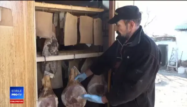 Afumătorile se umplu cu preparate pentru Paște. Mezelarii lucrează la foc continuu