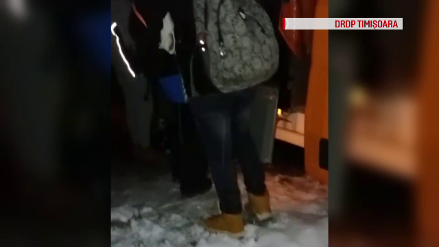 Zeci de copii, salvaţi de drumari din mijlocul nămeţilor. Autocarul lor s-a defectat