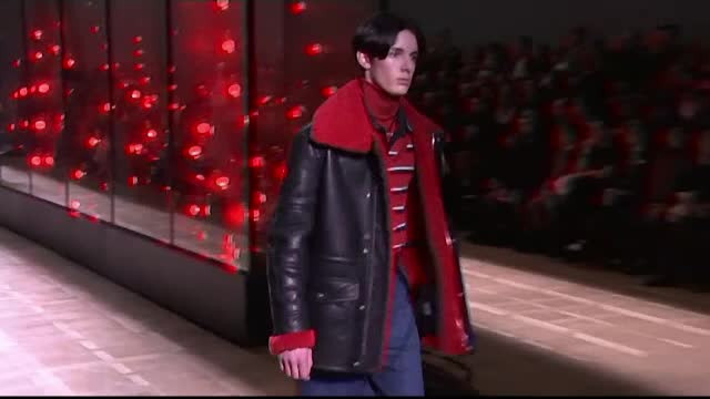 Pantofii cu şireturile desfăcute, din nou la modă. Dior i-a relansat la Paris
