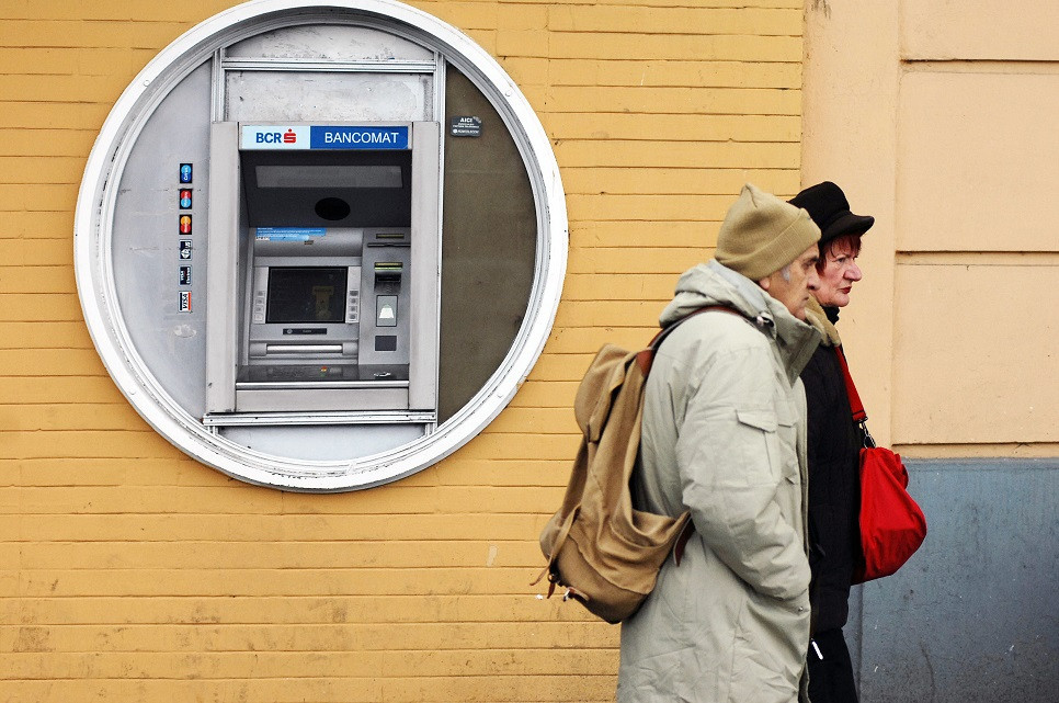 Băncile din România vor elimina o parte din comisioane, inclusiv cel de retragere