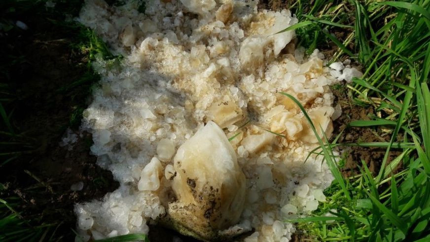 O bilă "extraterestră" a căzut peste un sat din India. Oamenii au dus bucăţi acasă