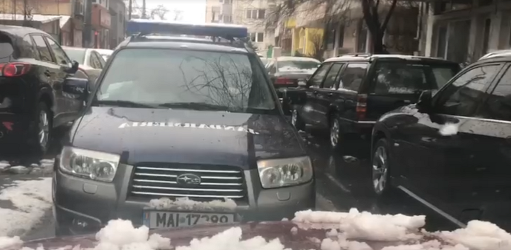 Maşină a Jandarmeriei, filmată când mergea pe contrasens. Ce va păţi şoferul