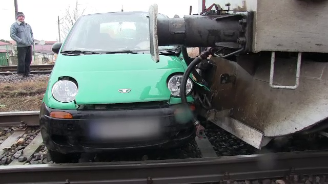 Doi constănțeni, la un pas de moarte, după ce mașina lor a fost lovită de un tren