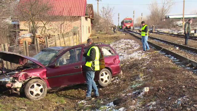 Maşina lovită în plin de un tren: o femeie a murit, iar soţul ei e în stare gravă
