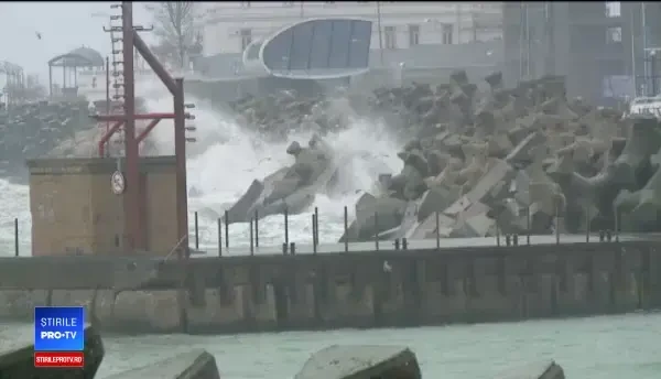 Vremea rea începe să pună stăpânire pe Dobrogea. Valurile au aproape 2 metri la mal