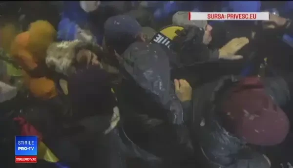 Prima reacție a jandarmului care i-a bătut pe protestatari. Nu sunt lovituri cu ură