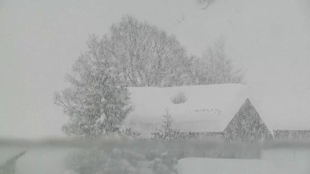 Risc de avalanşa, dar şi de inundaţii. Numeroase localităţi au rămas izolate