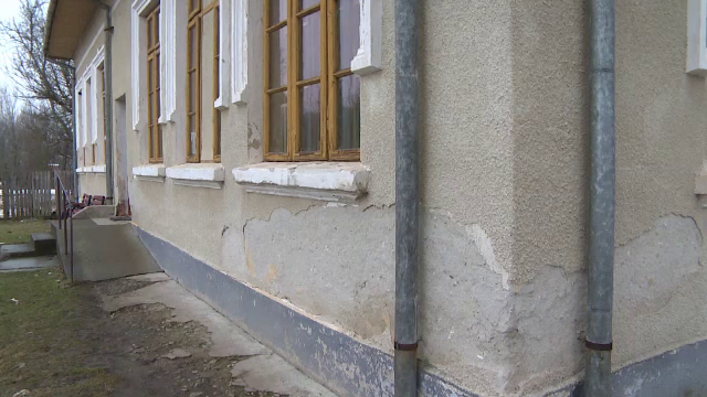 Mii de pacienți, tratați într-un dispensar pe cale să se prăbușească