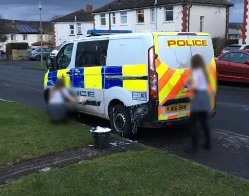 Două adolescente care au aruncat cu ouă în mașina de Poliției, obligate să o curețe