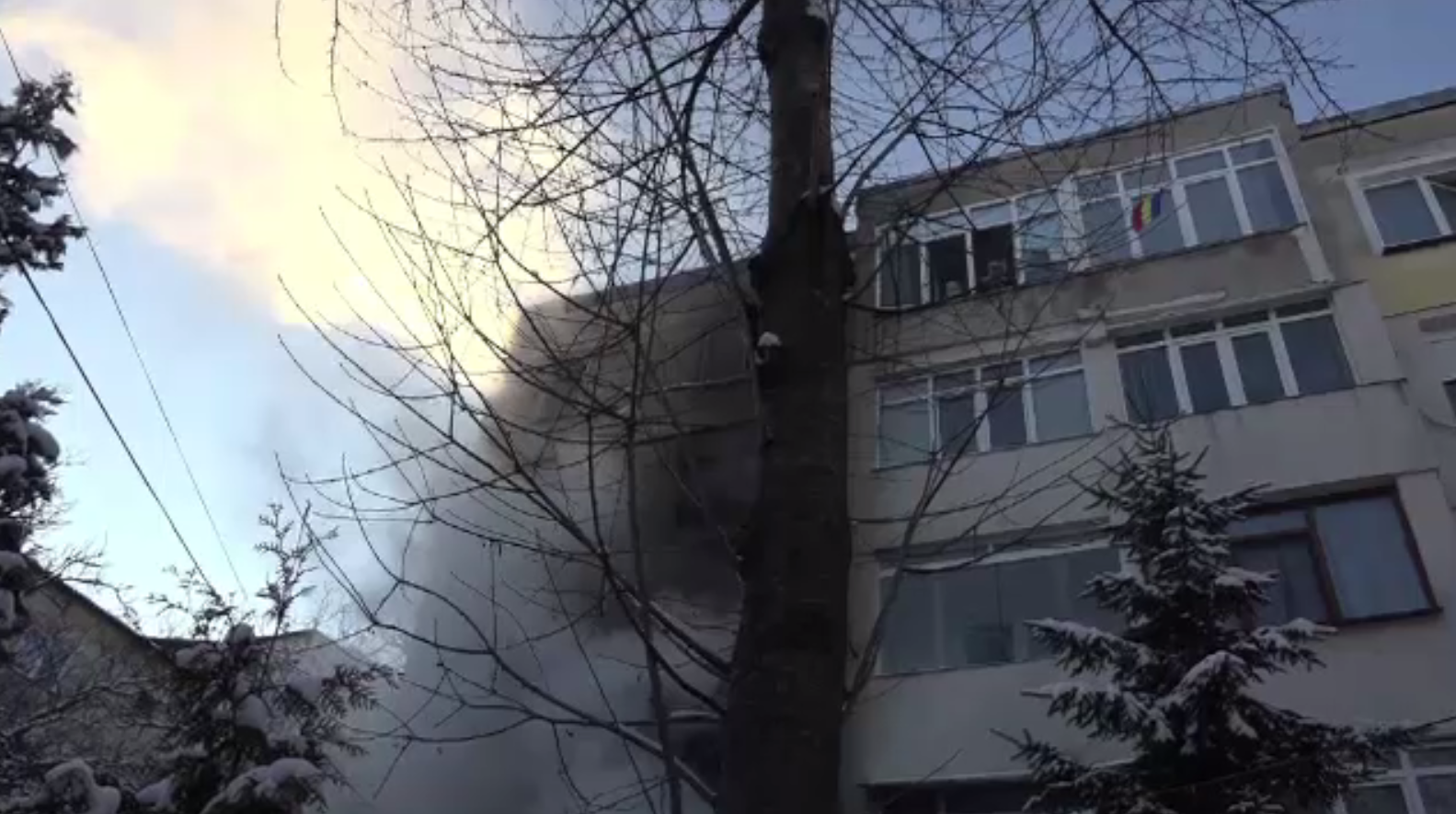 Incendiu puternic într-un bloc din Botoșani. Cinci persoane au ajuns la spital
