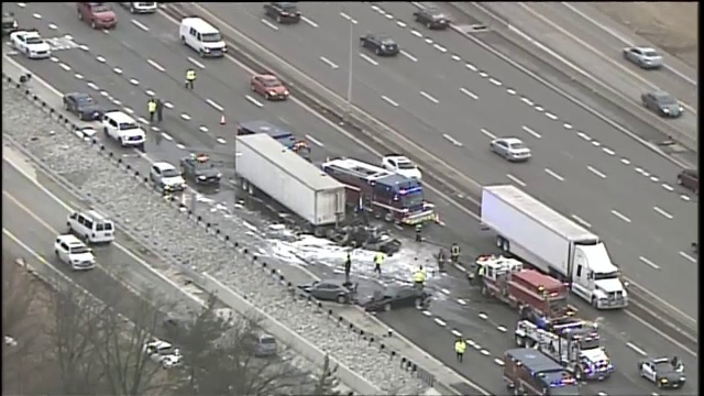 Accident în lanț, cu 13 mașini în SUA. Un TIR a luat foc după impact