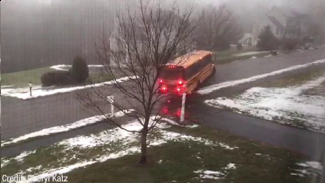 Momentul in care un autobuz plin cu elevi o ia la vale pe gheață