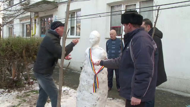 Statuie din zăpadă cu Alexandru Ioan Cuza, făcută de câțiva pensionari: ”Eminescu a fost baza”