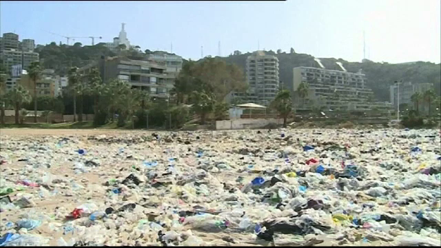 O furtună puternică a transformat o plajă din Liban în groapă de gunoi
