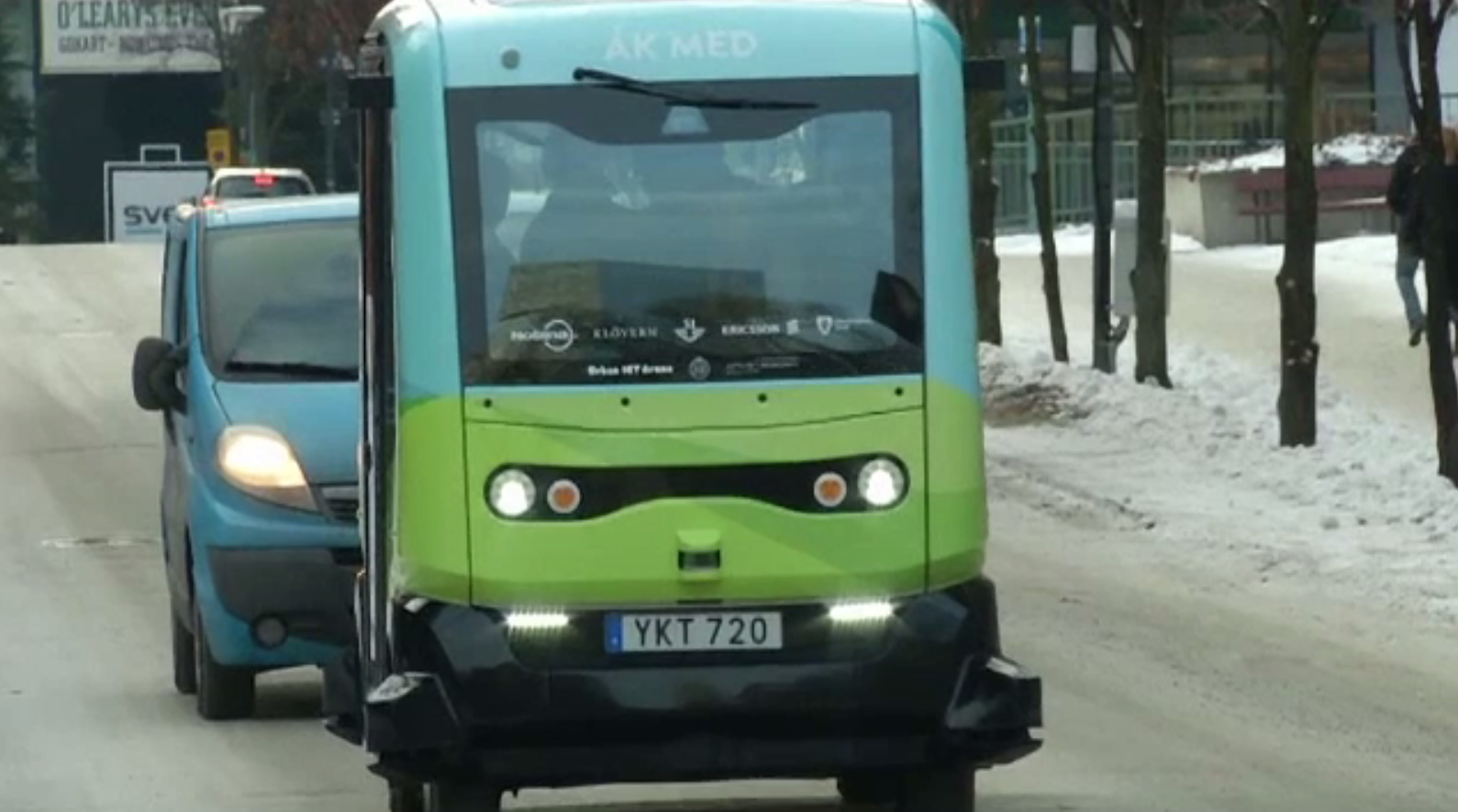 Microbuz autonom, pe șoselele din Stockholm. Viteza de deplasare a vehiculului