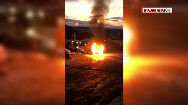 O maşină a ars ca o torţă pe o stradă intens circulată din Cluj-Napoca