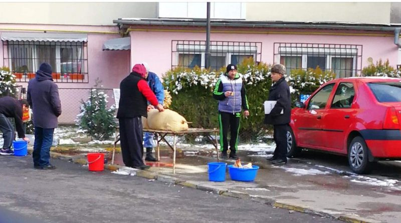Mica Unire sărbătorită cu pomana porcului, în parcarea unui bloc din Târgoviște