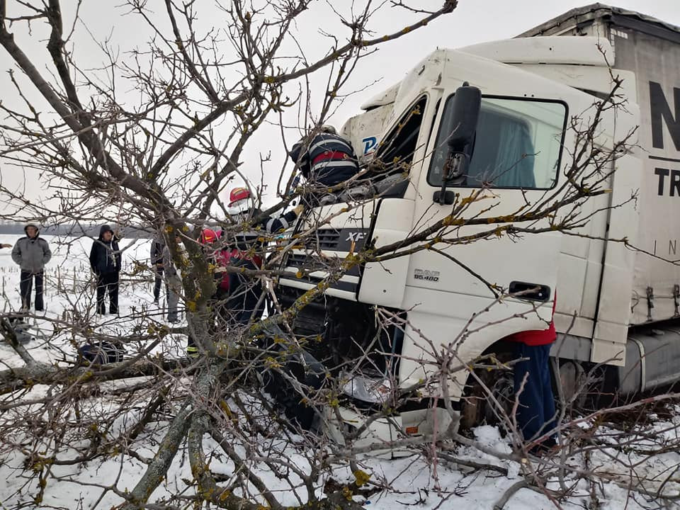 Accident pe DN 65: Un TIR care transporta dulciuri a derapat și a ajuns pe câmp