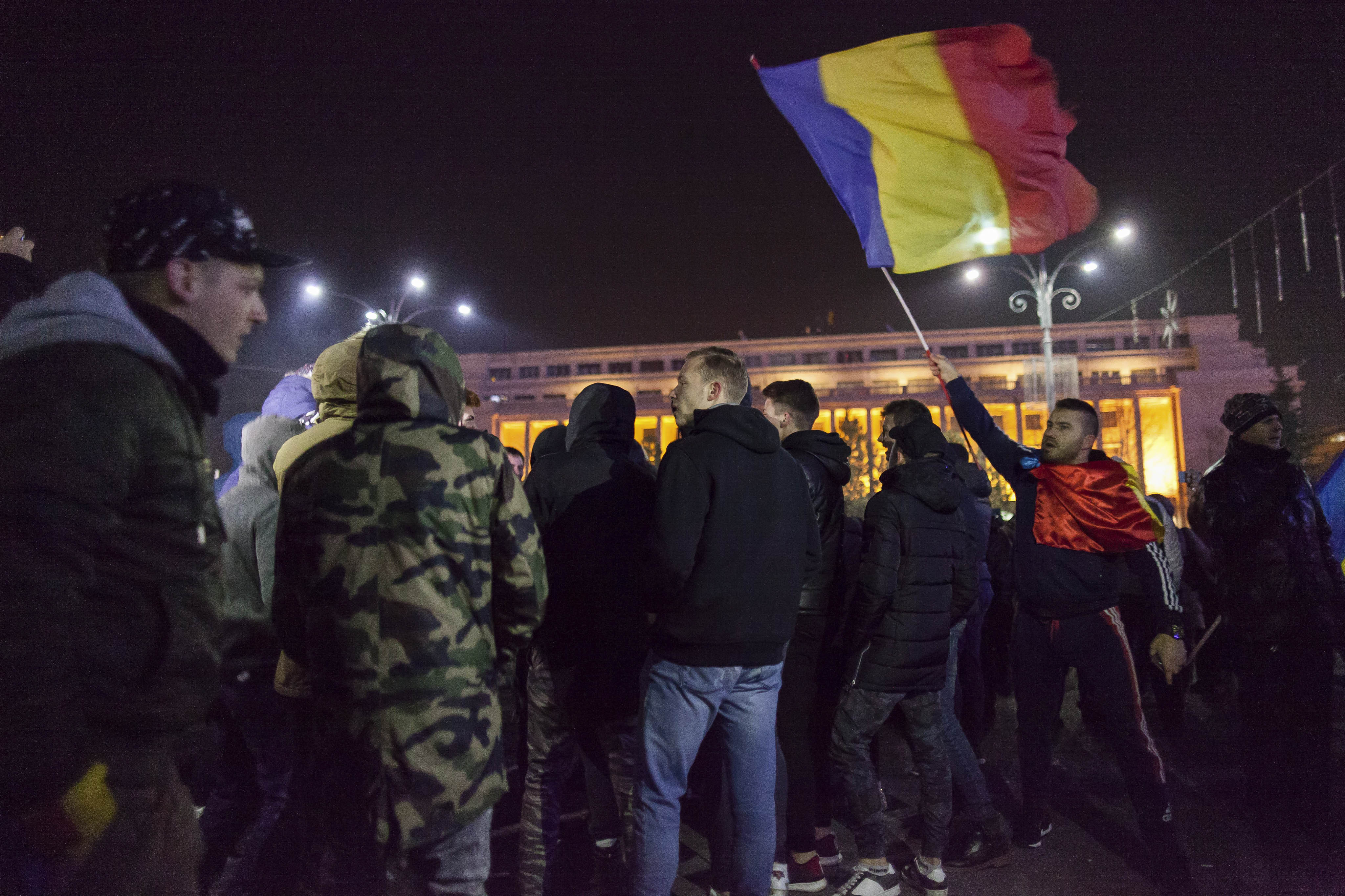 Peste 1000 de persoane au protestat în București și în alte orașe. O nouă manifestație, anunțată pentru duminică