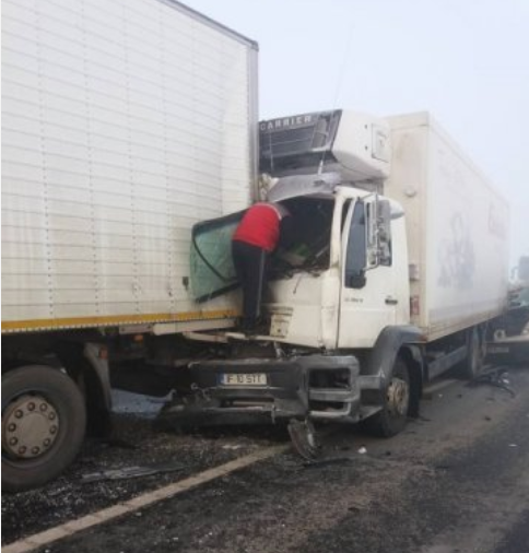 Carambol pe o șosea din Iași: Un TIR staționat, acroșat de patru autoturisme