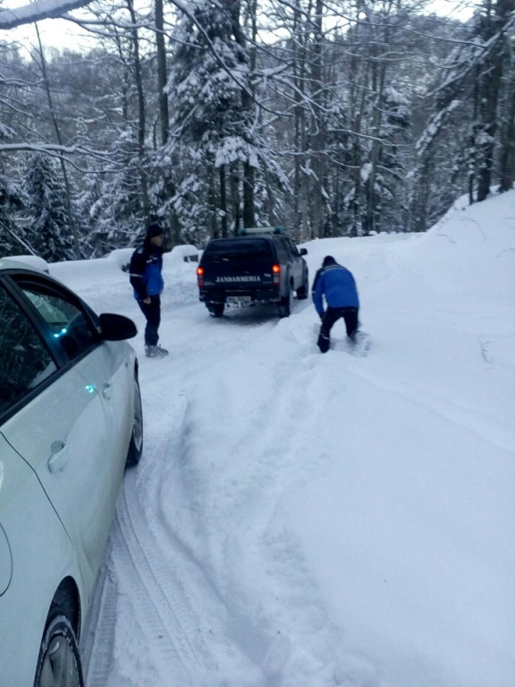 Turiști blocați cu mașina pe un drum forestier din Sinaia, salvați de jandarmi