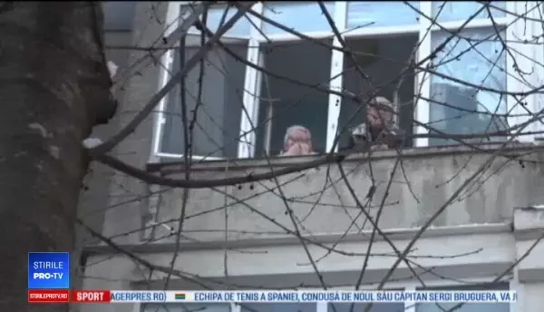 Incendiu puternic într-un bloc din Botoșani. Cinci persoane au ajuns la spital