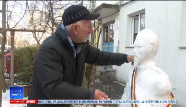 Statuie din zăpadă cu Alexandru Ioan Cuza, făcută de câțiva pensionari: ”Eminescu a fost baza”