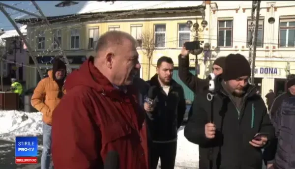 Protest în Cisnădie. Au străzi neasfaltate și neiluminate, însă Primăria alocă bani pentru ridicarea unei statui