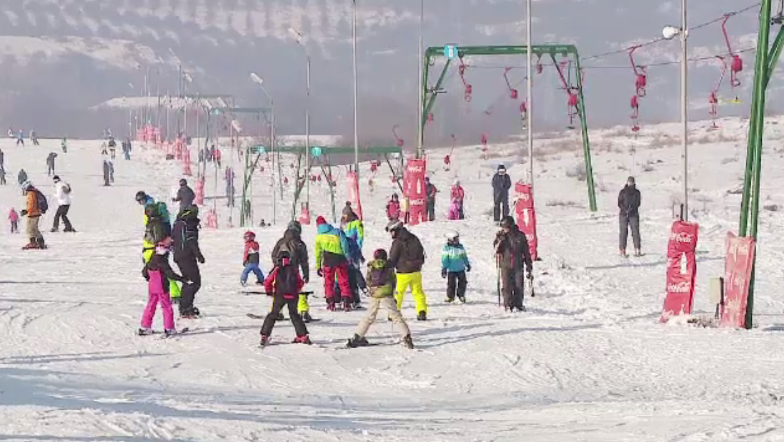 Pârtiile mici, la mare căutare de Ziua Unirii Mici. Turiștii s-au îngrămădit pe zăpada proaspătă