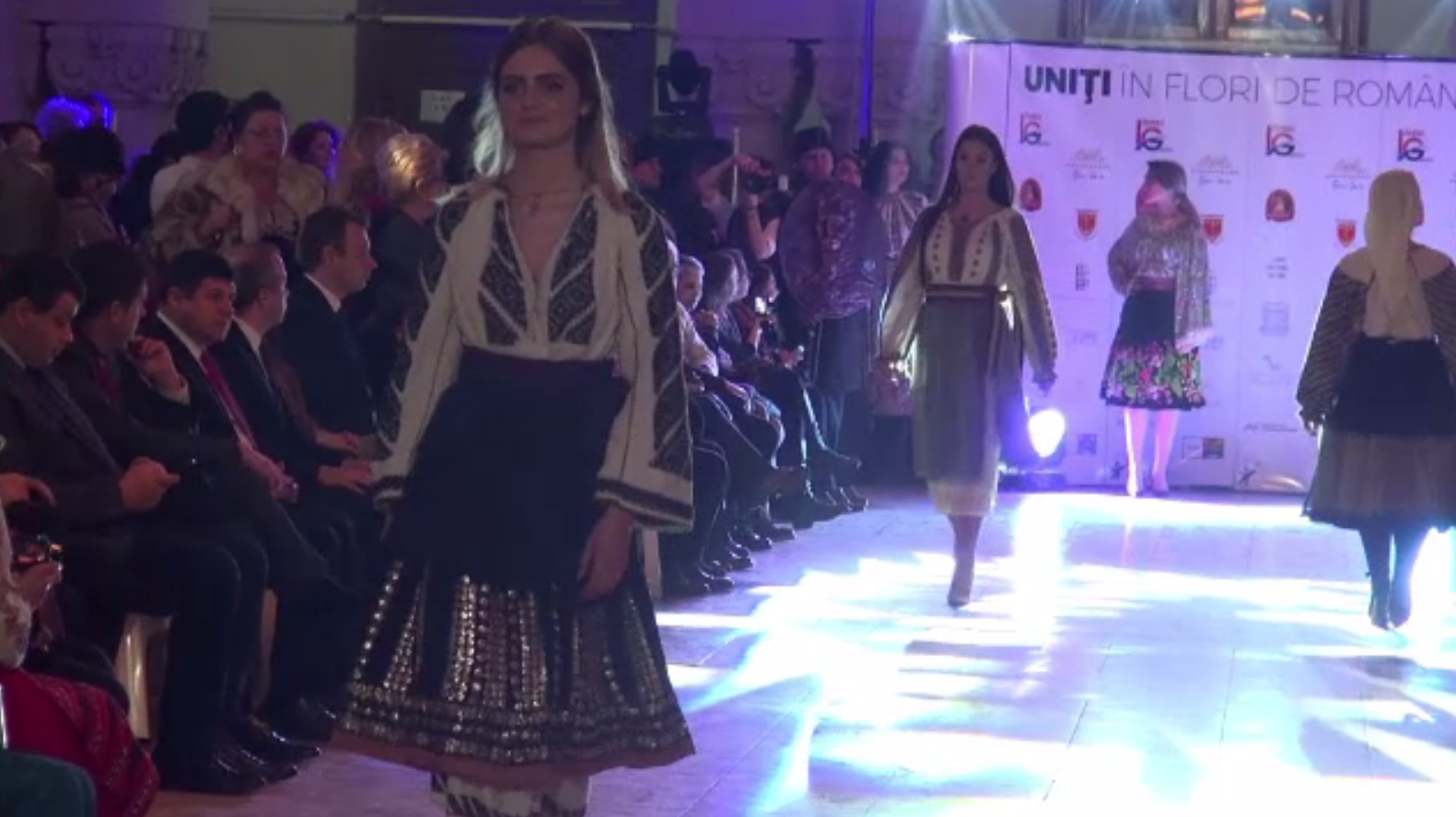 Paradă cu costume populare vechi de zeci de ani, de ziua Micii Uniri. Spectatorii, fascinați