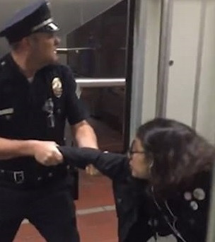 Polițist filmat în timp ce trage cu forța o adolescentă afară din tren. Gestul care l-a enervat