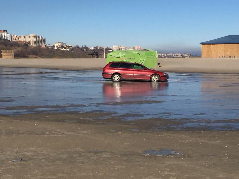O șoferiță a ajuns cu mașina pe o plajă din Constanța. Cum explică cele întâmplate