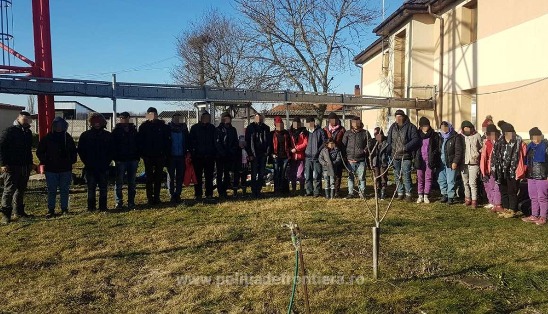 32 de cetățeni irakieni, prinși în timp ce încercau să treacă ilegal frontiera română