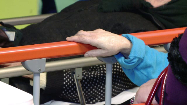 Mama a doi copii, înjunghiată în piept de fostul soț. Starea femeii este critică