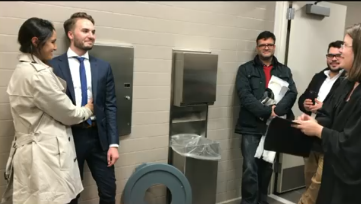 Motivul pentru care un cuplu din SUA a ales să se căsătorească în baie. VIDEO