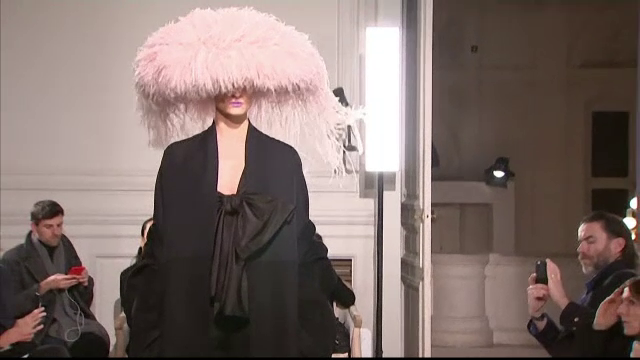 Designerul Pierre Cardin, omagiat în cadrul unei prezentări de modă la Paris