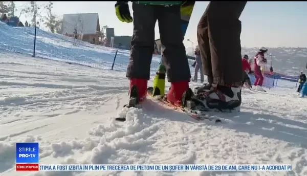 Pârtiile mici, la mare căutare de Ziua Unirii Mici. Turiștii s-au îngrămădit pe zăpada proaspătă