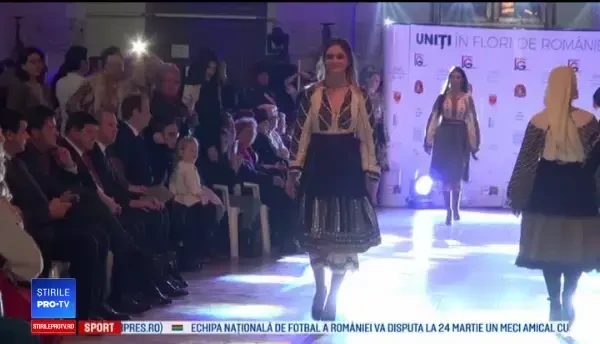 Paradă cu costume populare vechi de zeci de ani, de ziua Micii Uniri. Spectatorii, fascinați