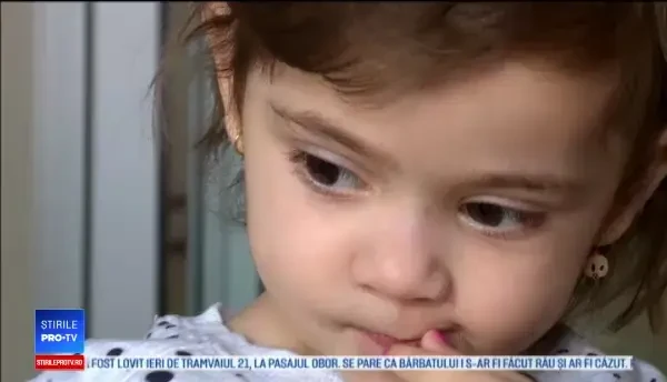 Povestea Elenei, fetița care e ținută în viață cu ajutorul unei perfuzii, din cauza unei boli rare