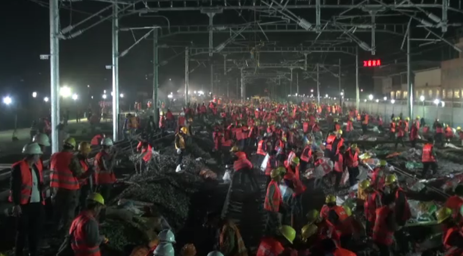 Cale ferată din China, construită în totalitate în doar 9 ore. 1.500 de muncitori au fost pe șantier