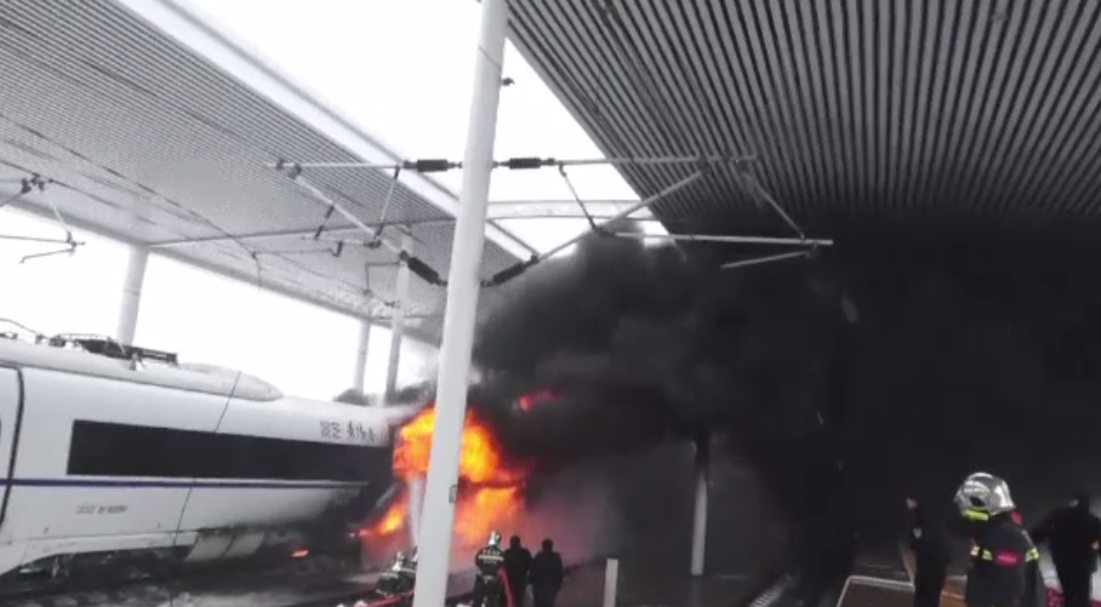 Tren de mare viteză din China, cuprins de flăcări. Gara a fost închisă preț de zeci de minute