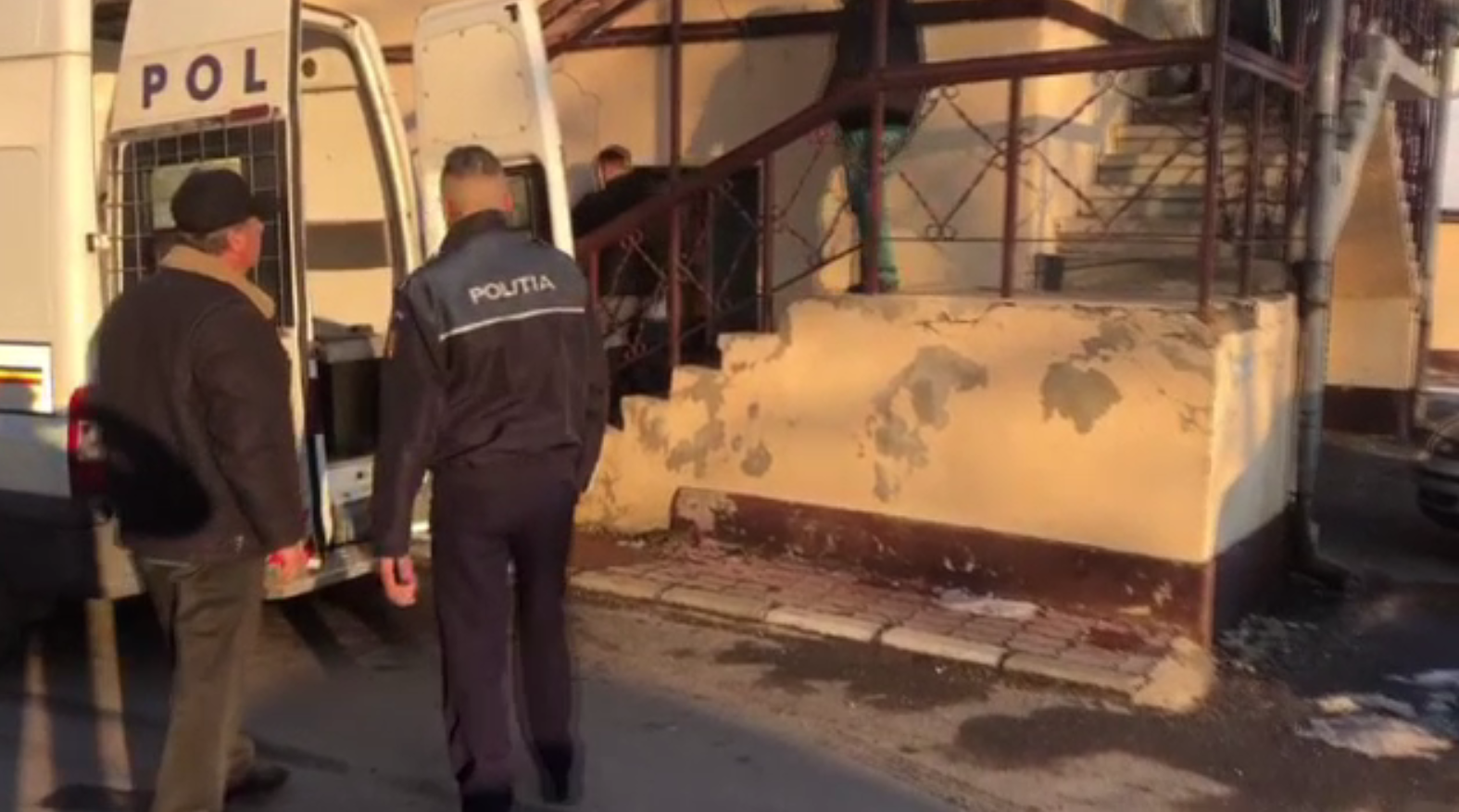 Șase bărbați au fost reținuți, după ce s-au bătut în plină stradă de la o femeie