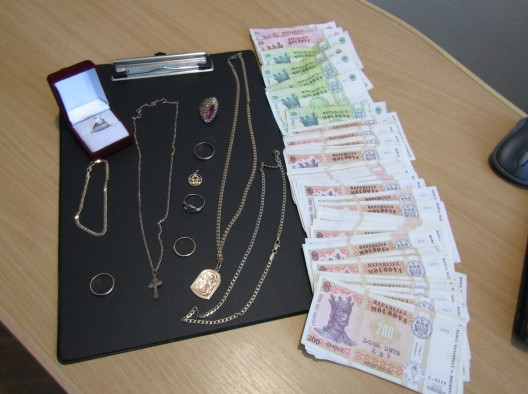 Trei moldoveni au jefuit o casă, iar cu banii luaţi şi-au cumpărat imediat un BMW