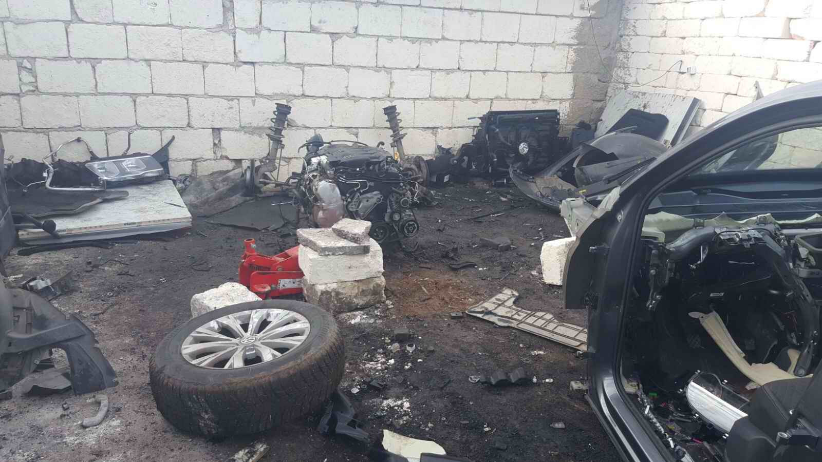 Români arestaţi în Italia, în timp ce dezmembrau 2 maşini. De unde le luaseră