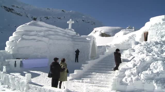 Bâlea Lac, destinaţia preferată a amatorilor de ski extrem. A apărut şi o biserică de gheaţă