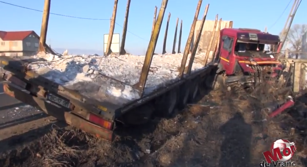 Șoferul unui TIR a pierdut controlului volanului și s-a izbit într-un gard. VIDEO