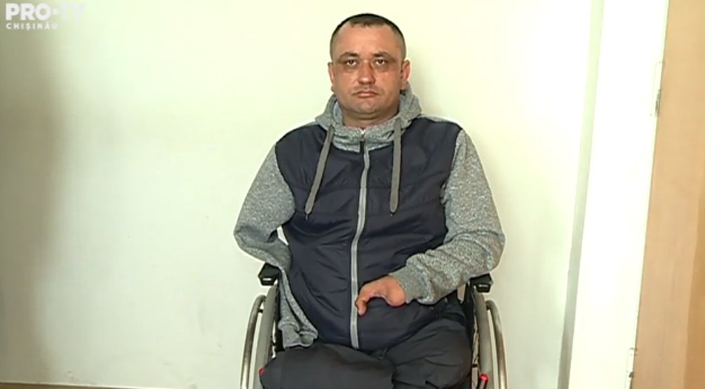 Un bărbat fără mâini şi picioare din Moldova, condamnat pentru că "a bătut" un poliţist