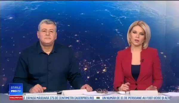 Momentul în care o concurentă i-a sărit în braţe prezentatorului şi l-a pus la pământ